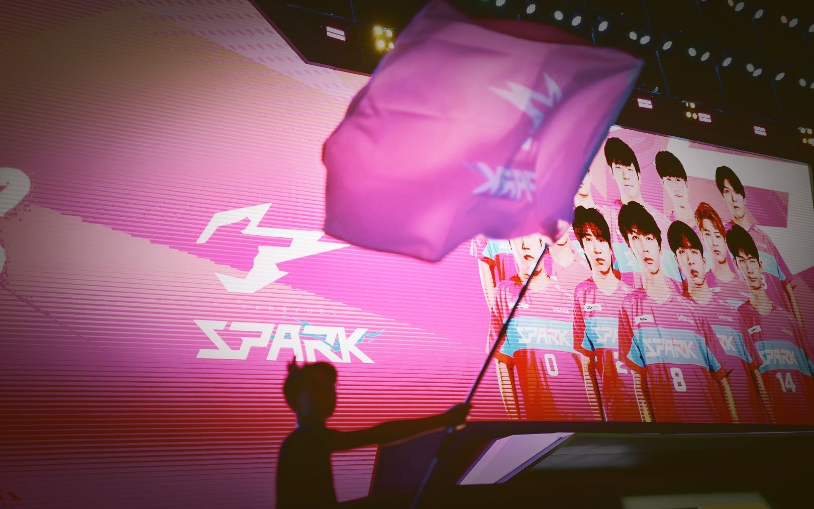 关于拳击超级杯，东城闪电队与岭南玄武队强势横扫，VAR改判成焦点！韧性与执行并存的信息九游娱乐app